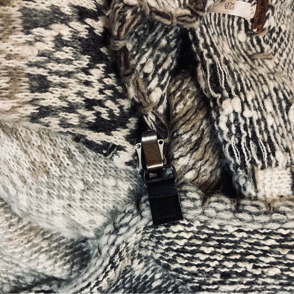 Free People
Sweater / Knit Jacket /Vest
Front clasp - Picture 2 of 7